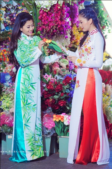 Áo dài "hóng" xuân về