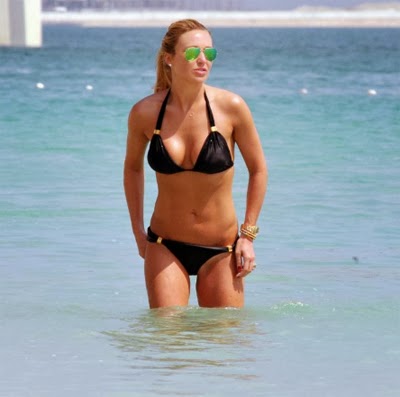 Bà xã Gerrard khoe đường cong quyến rũ