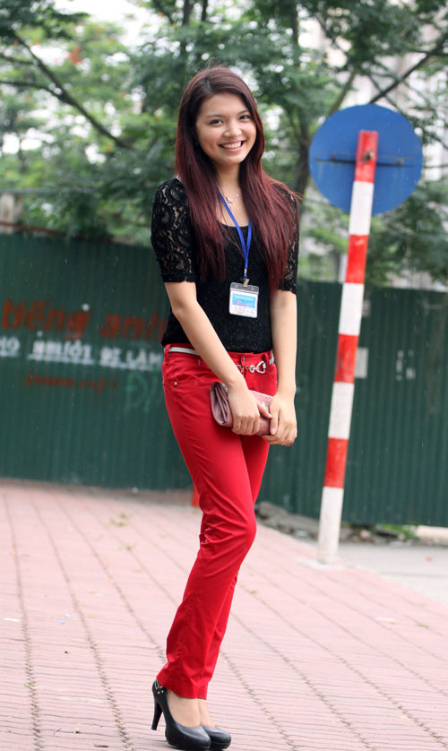 Bắt gặp Hoa khôi đi trông thi đại học