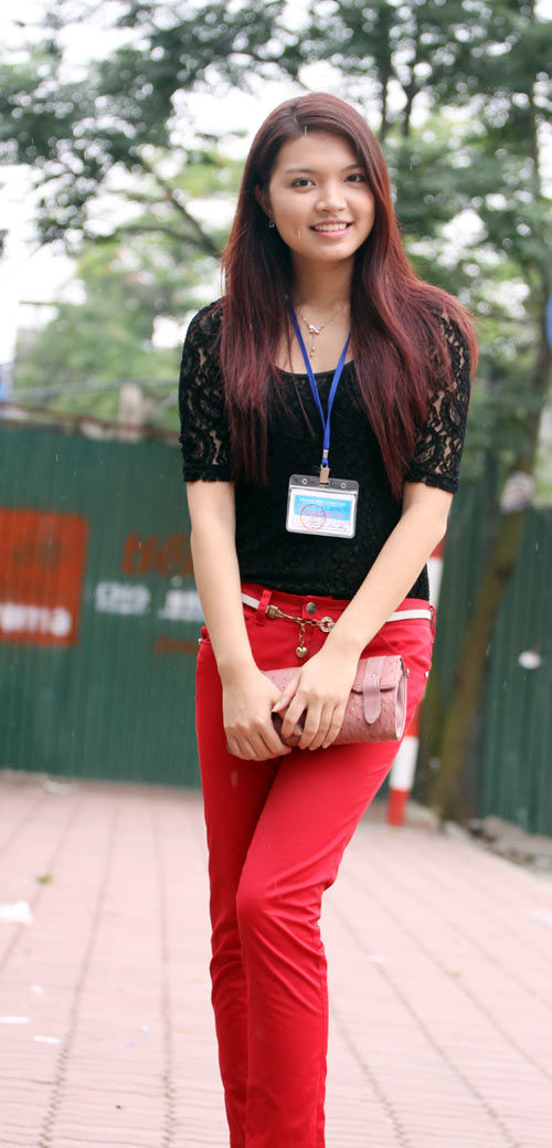 Bắt gặp Hoa khôi đi trông thi đại học