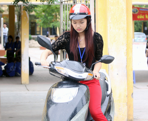 Bắt gặp Hoa khôi đi trông thi đại học