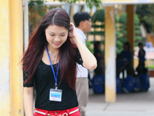 Bắt gặp Hoa khôi đi trông thi đại học