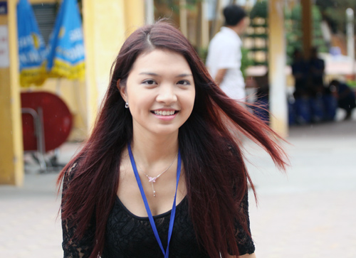 Bắt gặp Hoa khôi đi trông thi đại học