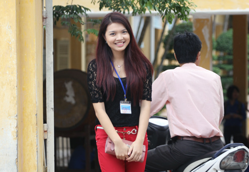 Bắt gặp Hoa khôi đi trông thi đại học