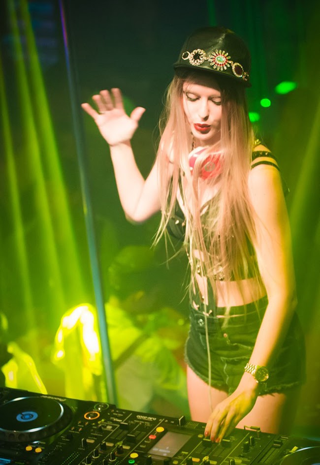 Bỏng mắt ngắm thời trang của các nữ DJ