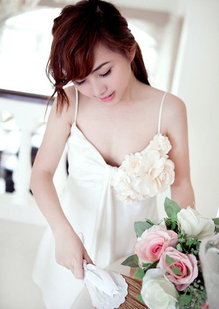 Cận cảnh vẻ nóng bỏng của hot girl bị gạ bán trinh giá 270 triệu