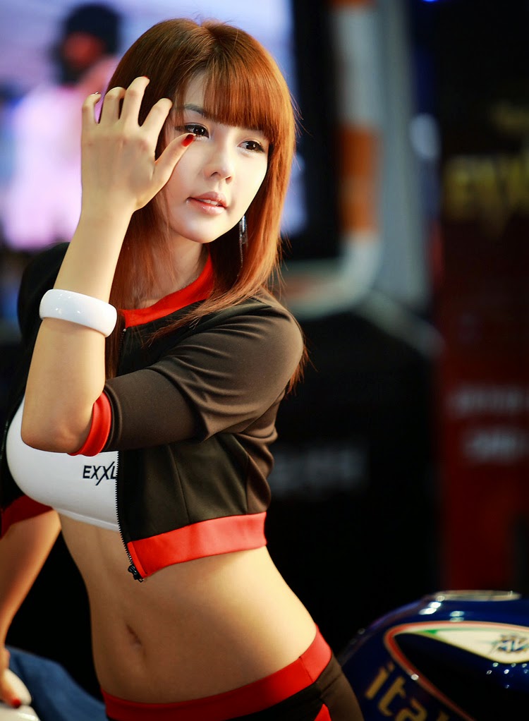 Chân dài gợi cảm cùng siêu xe