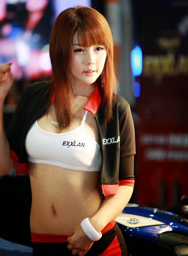 Chân dài gợi cảm cùng siêu xe