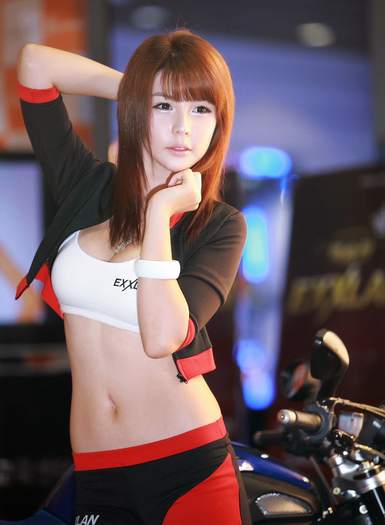 Chân dài gợi cảm cùng siêu xe