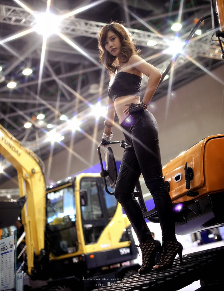 Chân dài gợi cảm cùng siêu xe