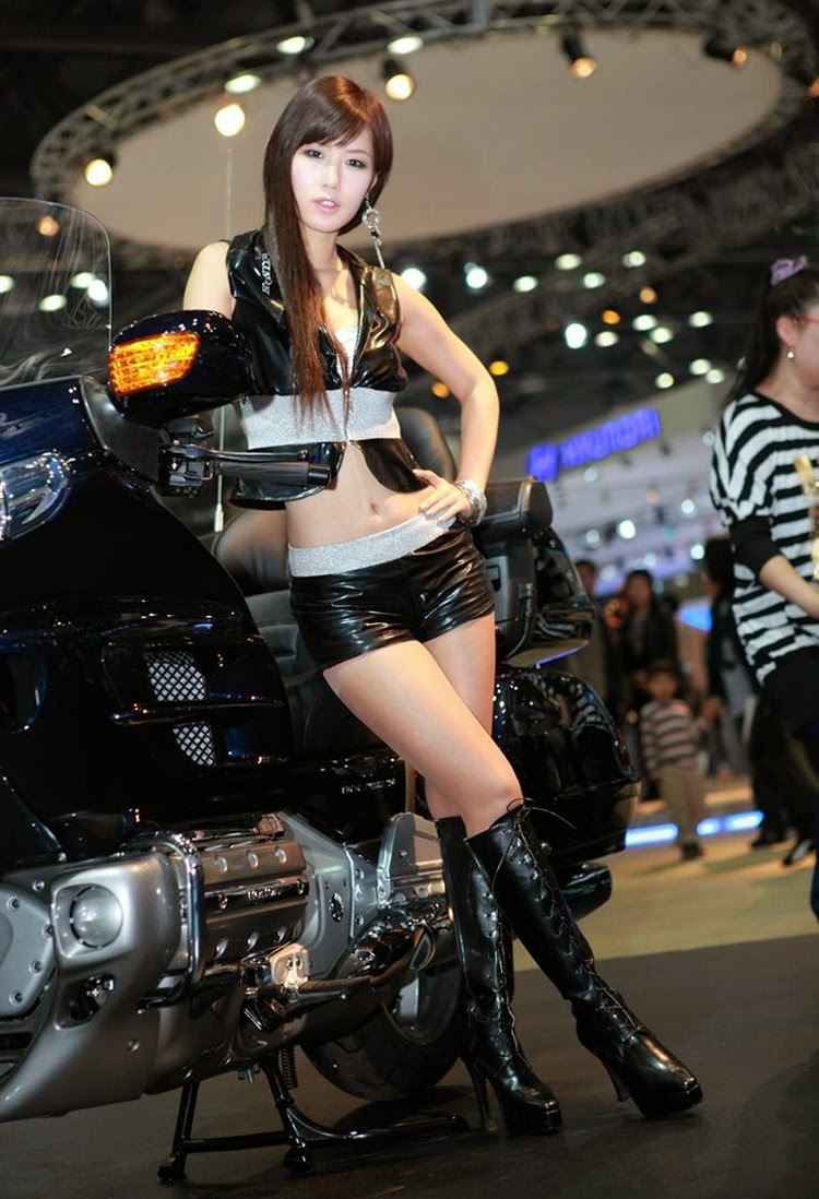 Chân dài gợi cảm cùng siêu xe