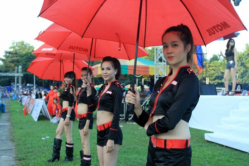 Chân dài tại hội xe mô tô