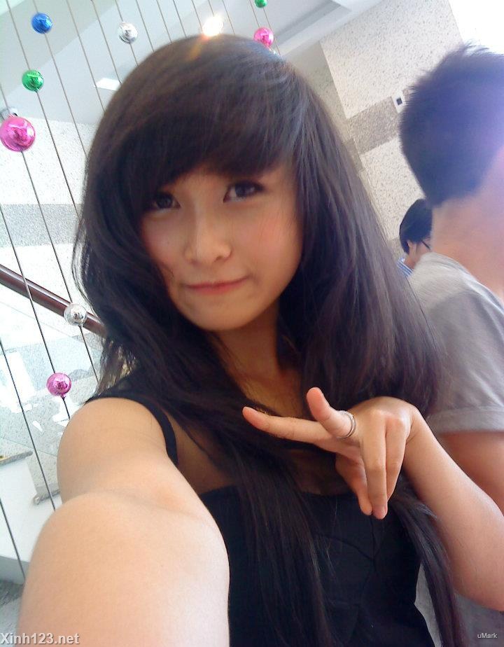 Cô bé chụp ảnh vườn chuối cực hot