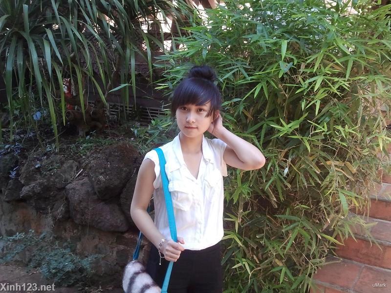 Cô bé chụp ảnh vườn chuối cực hot