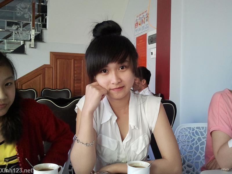 Cô bé chụp ảnh vườn chuối cực hot