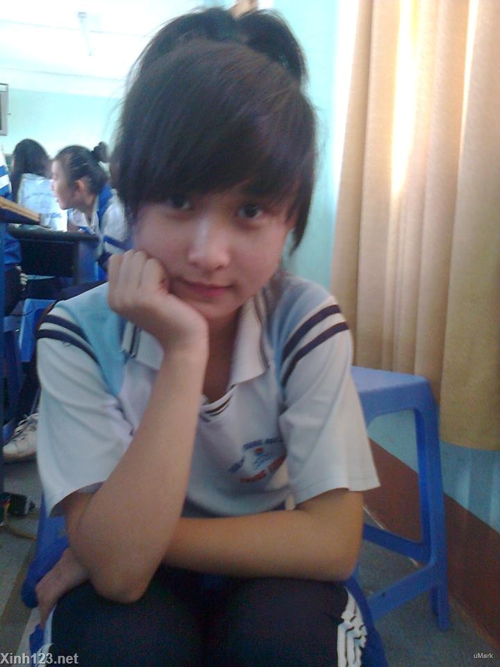 Cô bé chụp ảnh vườn chuối cực hot