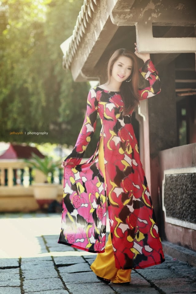 Dáng em e ấp bên nắng xuân