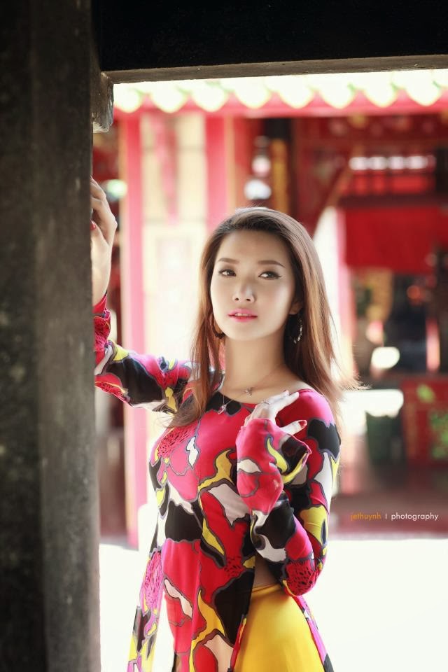 Dáng em e ấp bên nắng xuân