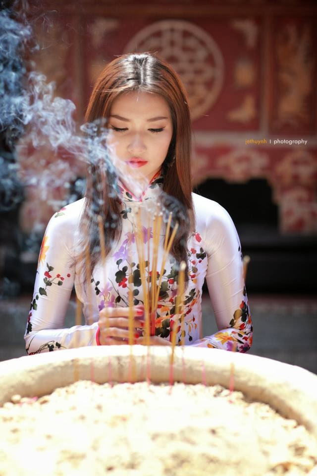 Dáng em e ấp bên nắng xuân