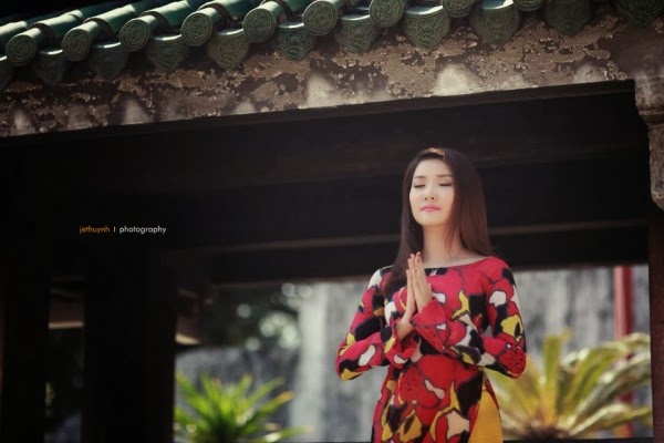 Dáng em e ấp bên nắng xuân