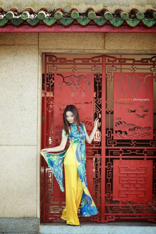 Dáng em e ấp bên nắng xuân