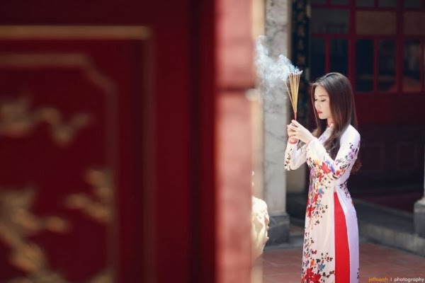 Dáng em e ấp bên nắng xuân