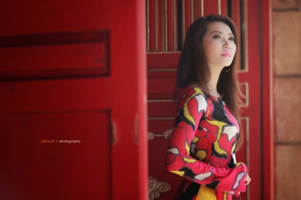 Dáng em e ấp bên nắng xuân