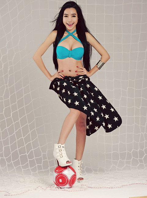 Elly Trần lại khoe vòng 1 và eo thon