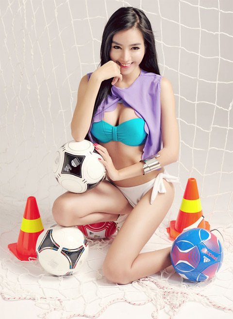 Elly Trần lại khoe vòng 1 và eo thon