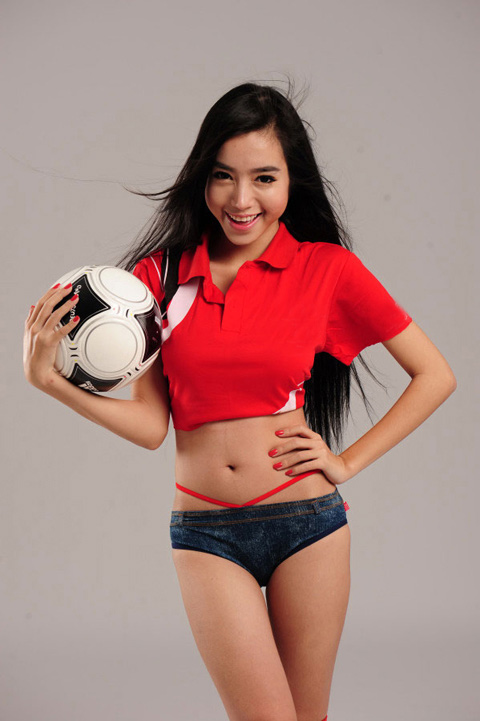 Elly Trần lại khoe vòng 1 và eo thon