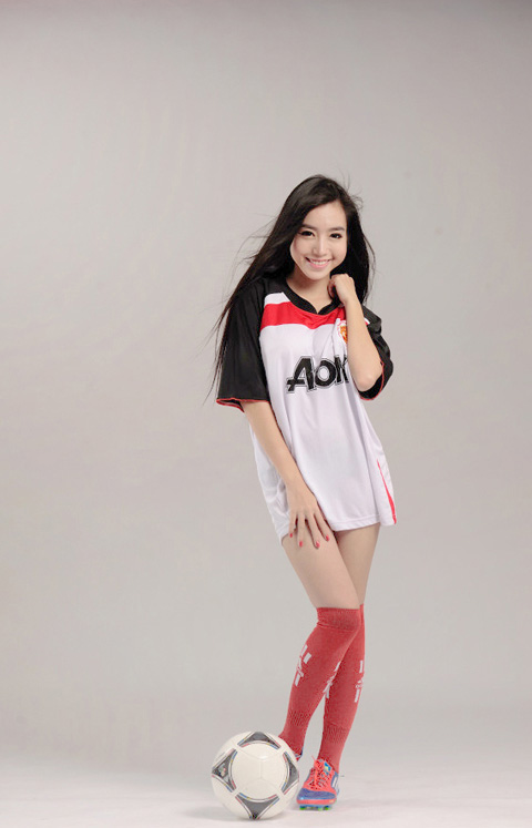 Elly Trần lại khoe vòng 1 và eo thon