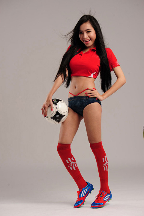 Elly Trần lại khoe vòng 1 và eo thon