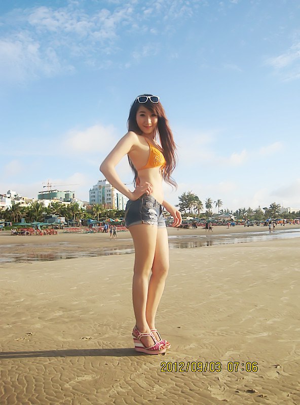 Girl xinh cho anh em rửa mắt