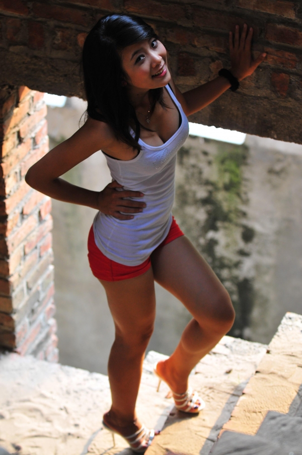 Girl xinh khoe đùi đẹp và lộ khe hở vếu đẹp