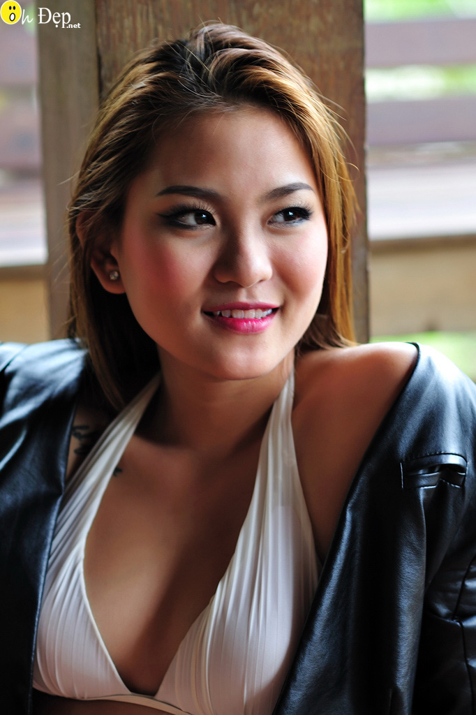 Girl xinh trắng nõn nà bên hồ bơi