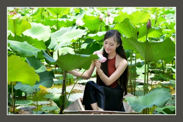 Girl xinh với áo yếm mỏng manh khoe làng da trắng xinh