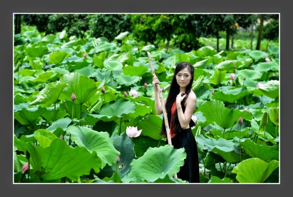 Girl xinh với áo yếm mỏng manh khoe làng da trắng xinh