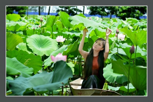 Girl xinh với áo yếm mỏng manh khoe làng da trắng xinh