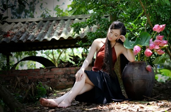 Girl xinh với áo yếm mỏng manh khoe làng da trắng xinh