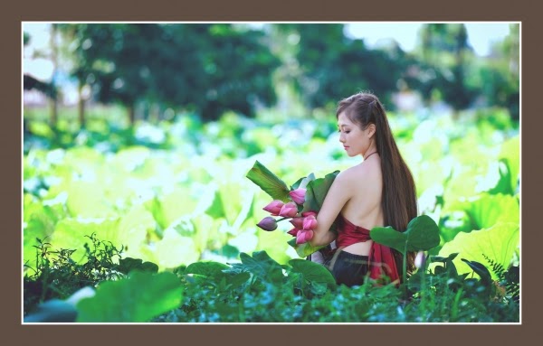 Girl xinh với áo yếm mỏng manh khoe làng da trắng xinh