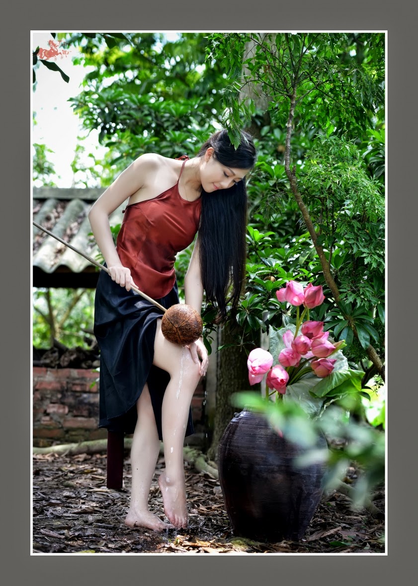 Girl xinh với áo yếm mỏng manh khoe làng da trắng xinh