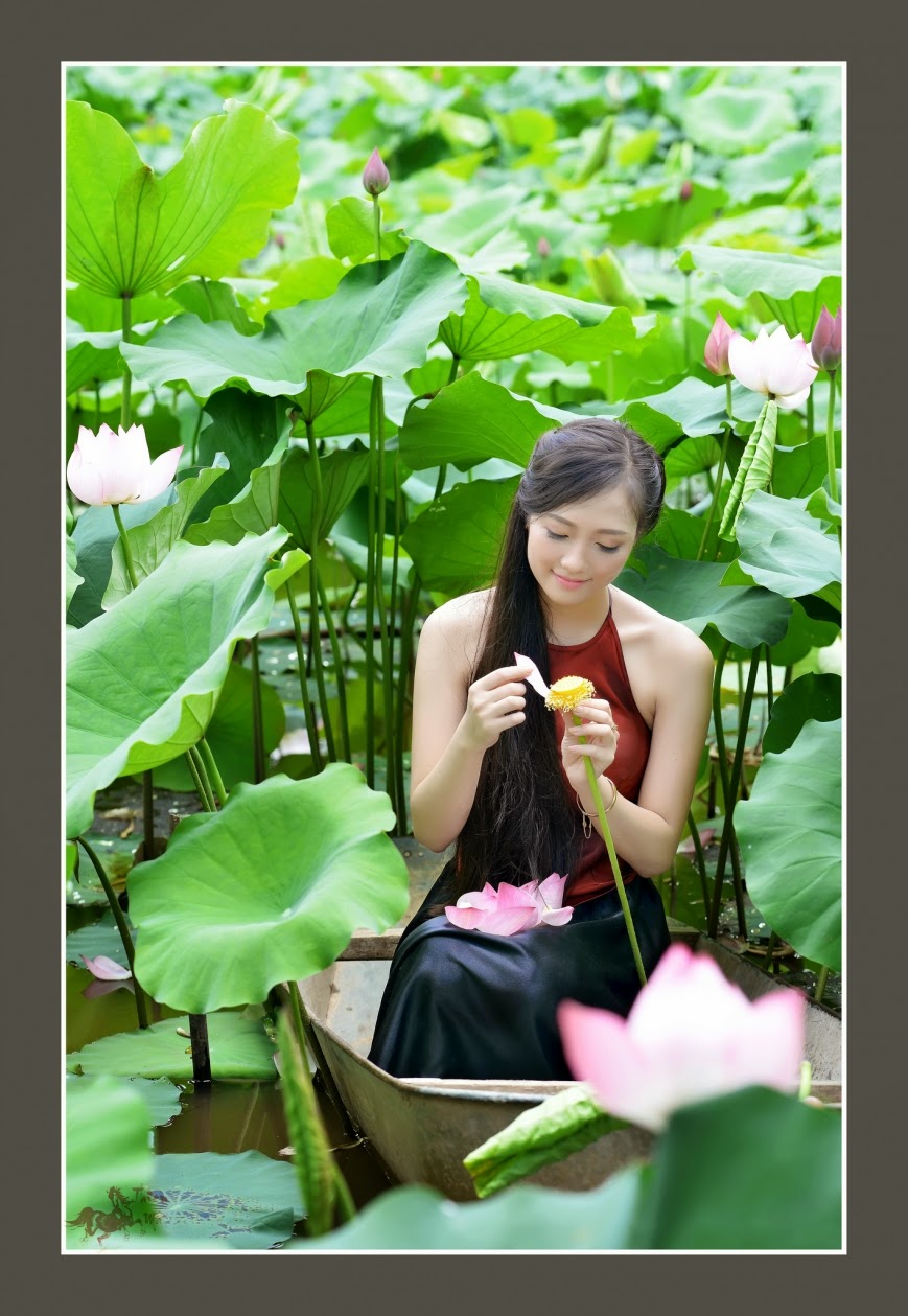 Girl xinh với áo yếm mỏng manh khoe làng da trắng xinh