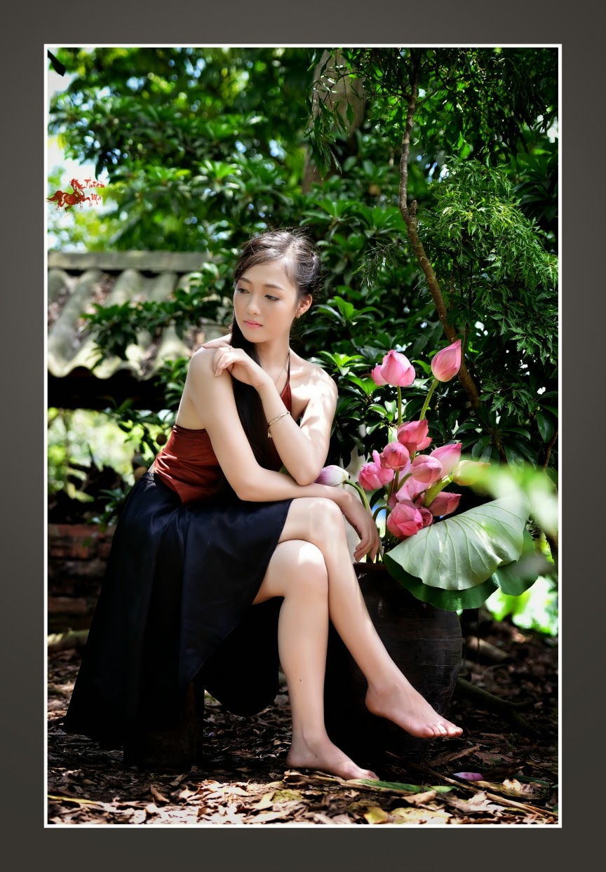 Girl xinh với áo yếm mỏng manh khoe làng da trắng xinh