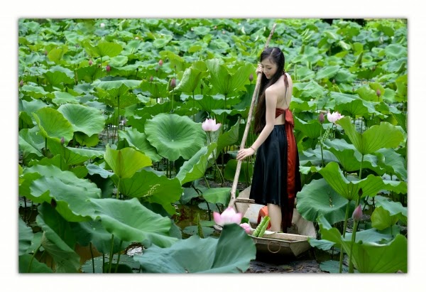 Girl xinh với áo yếm mỏng manh khoe làng da trắng xinh