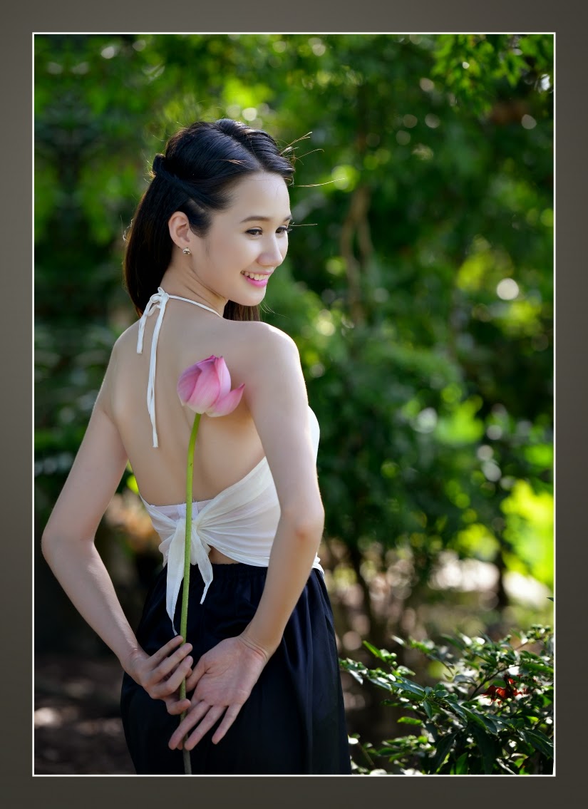 Girl xinh với áo yếm mỏng manh khoe làng da trắng xinh