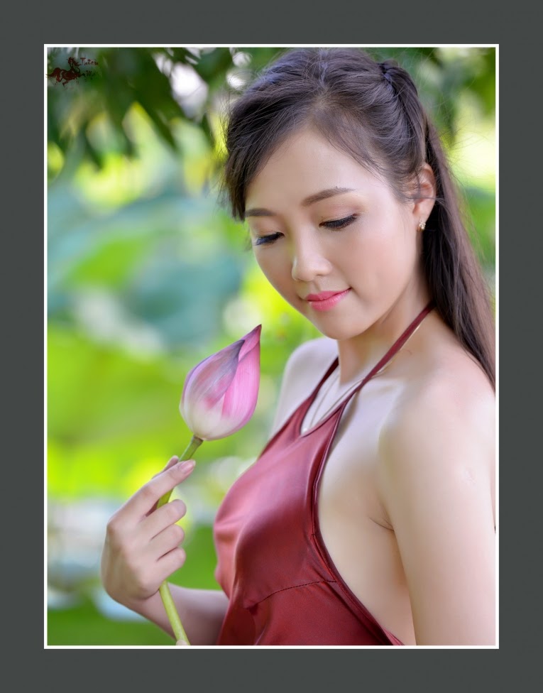 Girl xinh với áo yếm mỏng manh khoe làng da trắng xinh