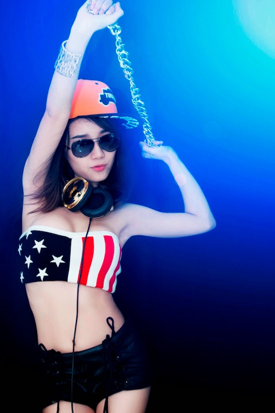Hình ảnh bốc lửa của hot girl DJ