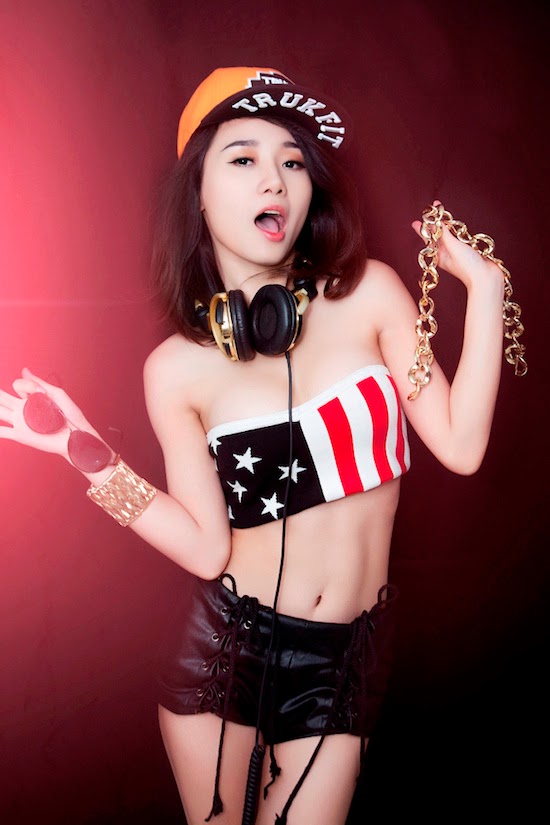 Hình ảnh bốc lửa của hot girl DJ
