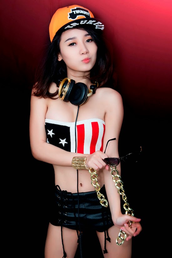Hình ảnh bốc lửa của hot girl DJ