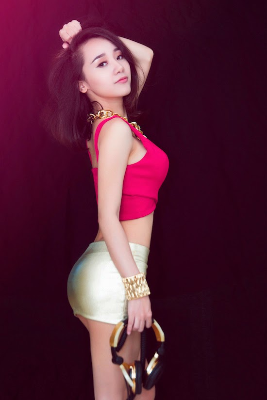 Hình ảnh bốc lửa của hot girl DJ